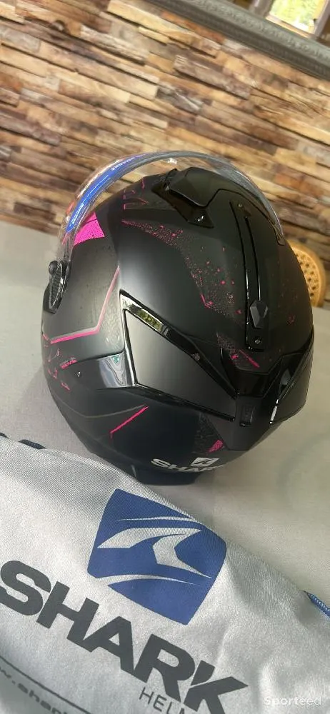 Casque Shark moto taille M. neuf  Ajouté le : 06/08/2024
