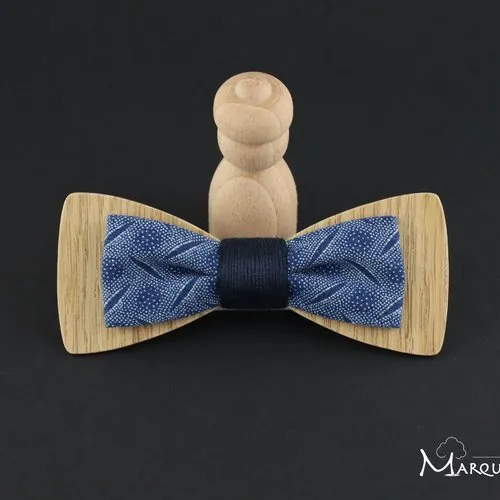 Noeud papillon en bois et tissu bleu marine à motifs