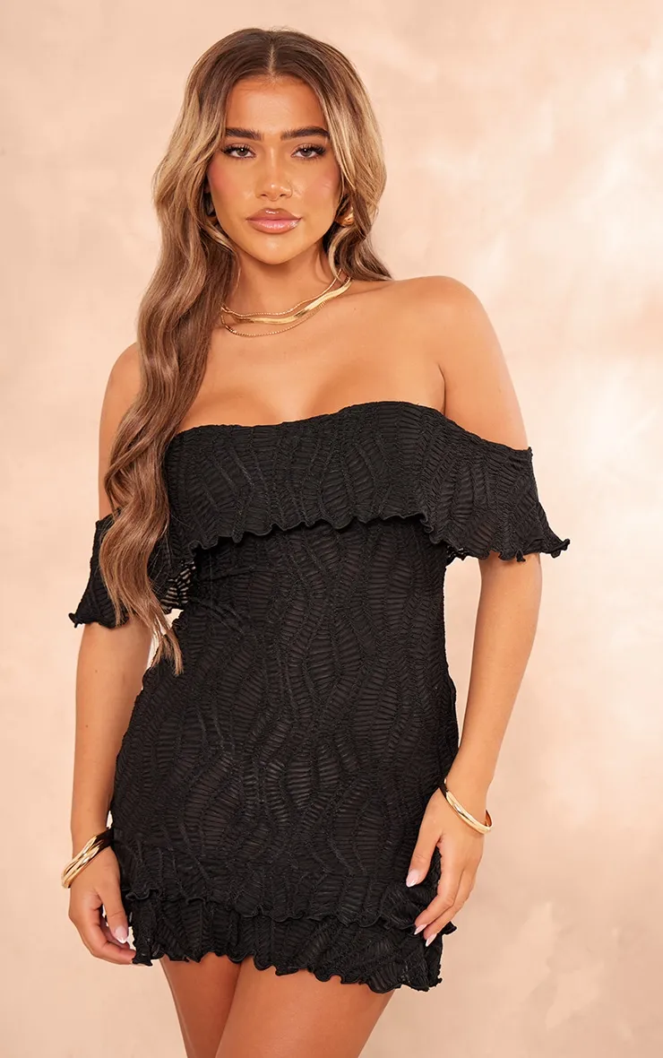Robe droite texturée noire à étages et col bardot