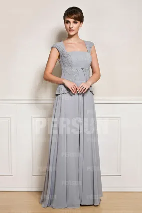 Tailleur chic en gris à mancheron pour cortège mariage