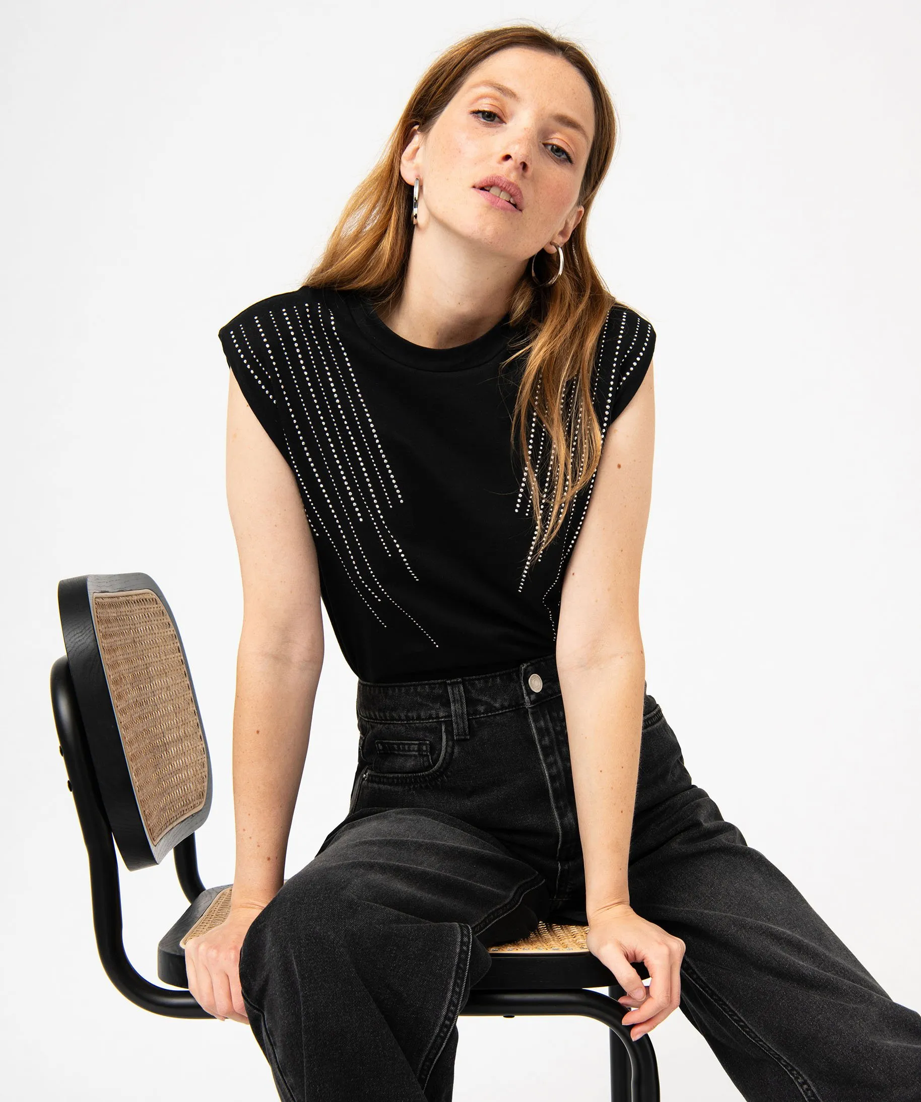Tee-shirt à épaulettes avec studs sur l’avant femme noir